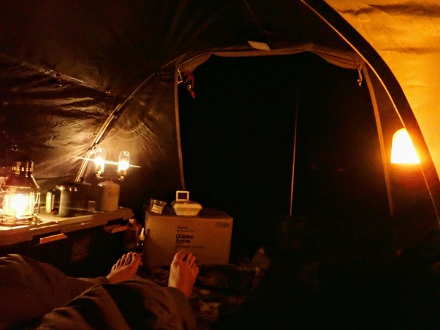 写真: 雨なのでテントに引きこもり
