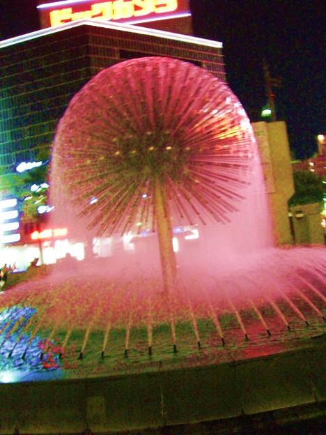 写真: 岡山駅前夜の噴水--