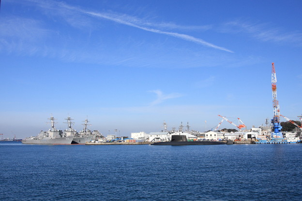 写真: 米海軍ミサイル駆逐艦DDG-89「MUSTIN」と潜水艦