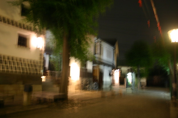 写真: 夜の街の風景