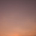 写真: 夕焼けの空に
