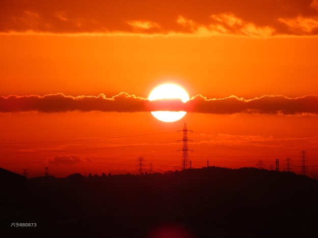 写真: 朝陽に広がる帯状の雲♪