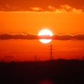 写真: 朝陽に広がる帯状の雲♪