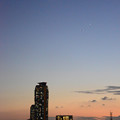 写真: 夕月と金星と飛行機とエルザタワー